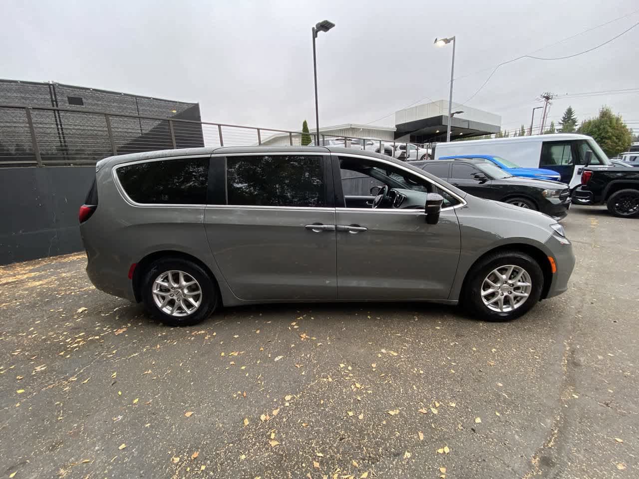 Used 2025 Chrysler Pacifica Select FWD image 7