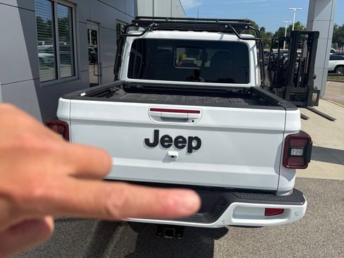 Used 2022 Jeep Gladiator Overland AWD/4WD image 6
