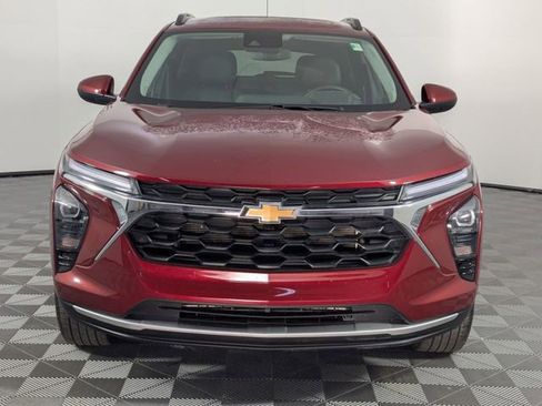 Used 2025 Chevrolet Trax LT w/ LT Convenience Package image 3