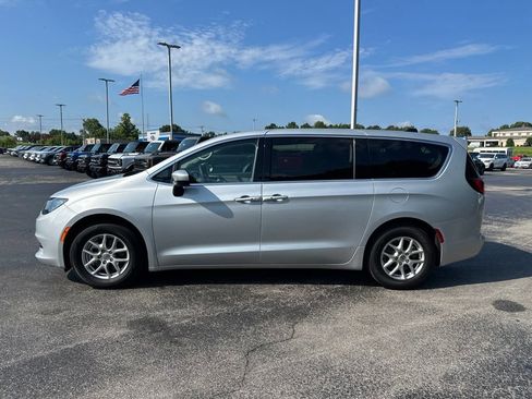 Used 2023 Chrysler Voyager LX FWD image 6