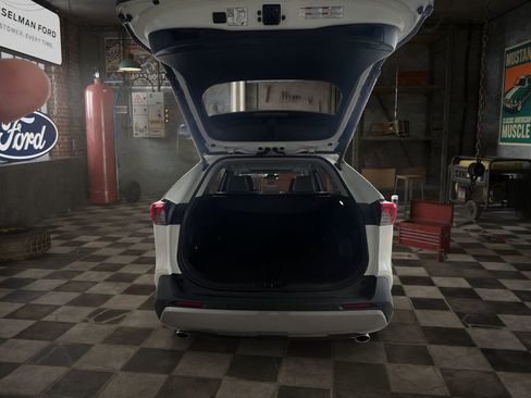 Used 2022 Toyota RAV4 Limited image 10