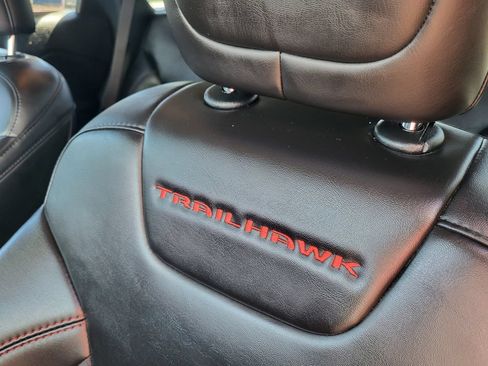 Used 2022 Jeep Cherokee Trailhawk AWD/4WD image 15