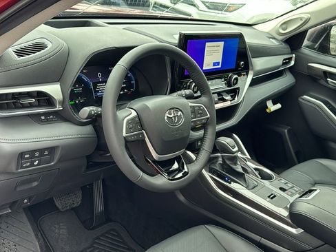 New 2026 Toyota Highlander Platinum AWD/4WD image 16