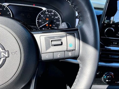 Used 2025 Nissan Pathfinder SL image 12