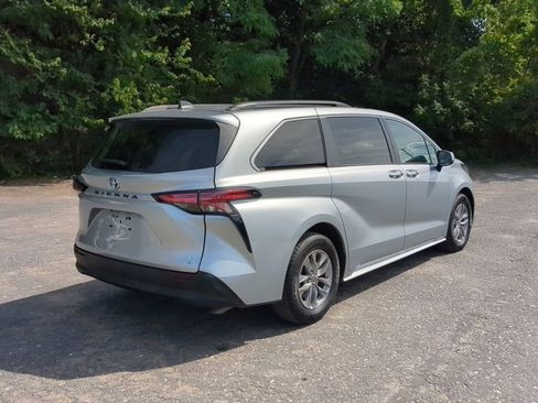 Used 2022 Toyota Sienna XLE image 3