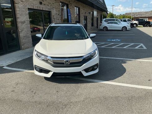 Used 2017 Honda Civic Touring image 4