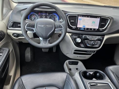 Used 2023 Chrysler Pacifica Touring-L FWD image 11