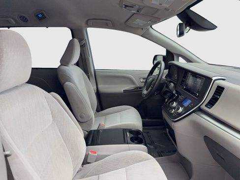 Used 2018 Toyota Sienna LE w/ Carpet Mat Package FWD image 40