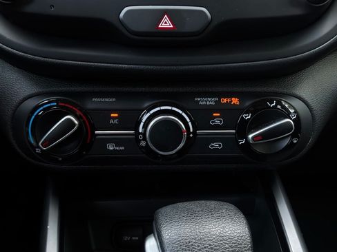Used 2025 Kia Soul LX w/ LX Technology Package FWD image 25