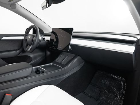 Used 2023 Tesla Model Y Long Range image 26