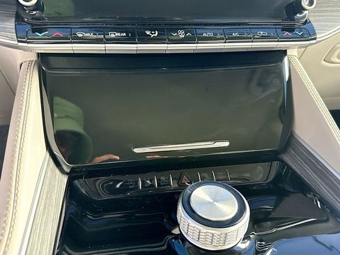 New 2024 Jeep Wagoneer Series II w/ Flexible Seating Group image 15