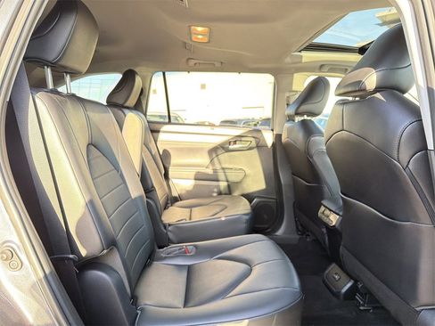 Used 2023 Toyota Highlander XLE image 18