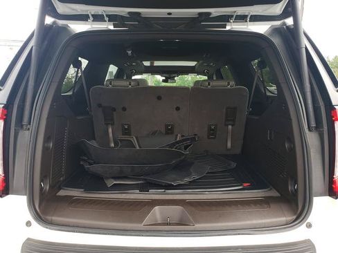 Used 2023 GMC Yukon XL SLT AWD/4WD image 5