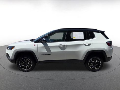Used 2025 Jeep Compass Trailhawk AWD/4WD image 9