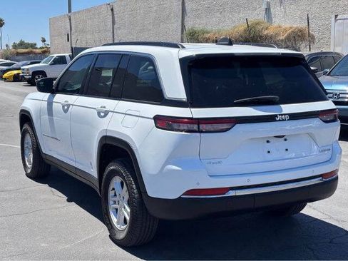 Used 2025 Jeep Grand Cherokee Laredo AWD/4WD image 5