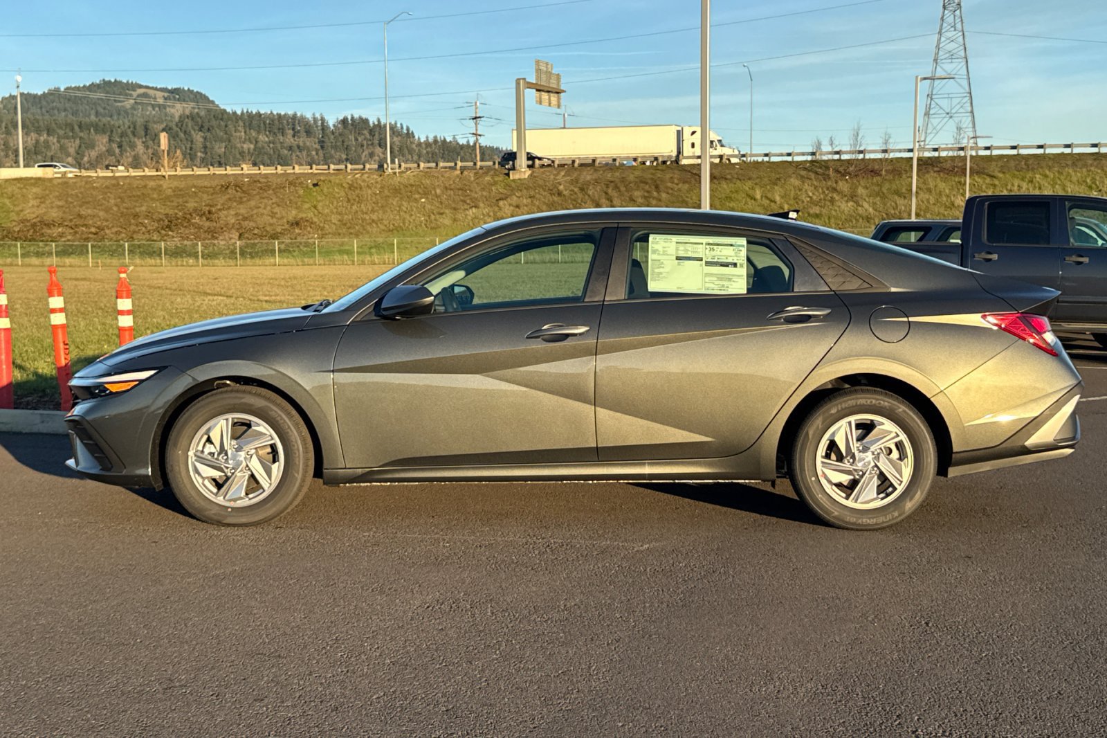 Used 2026 Hyundai Elantra SE FWD image 6