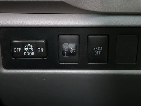 Used 2010 Toyota Tundra 4x4 CrewMax image 19