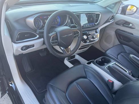 Used 2023 Chrysler Pacifica Touring-L image 9
