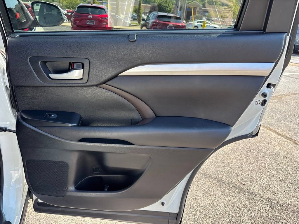 Used 2016 Toyota Highlander XLE FWD image 31