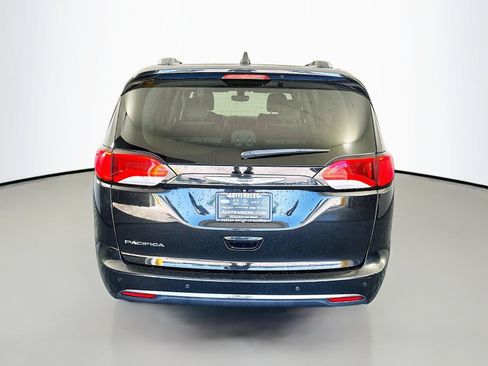 Used 2019 Chrysler Pacifica Touring-L FWD image 6