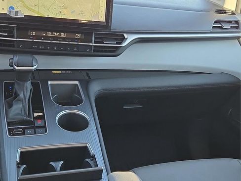 Used 2025 Toyota Sienna XLE image 21