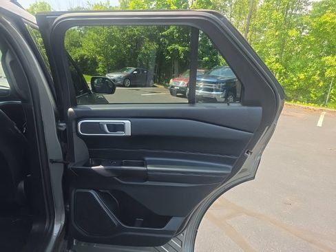 Used 2020 Ford Explorer XLT w/ Equipment Group 202A AWD/4WD image 34