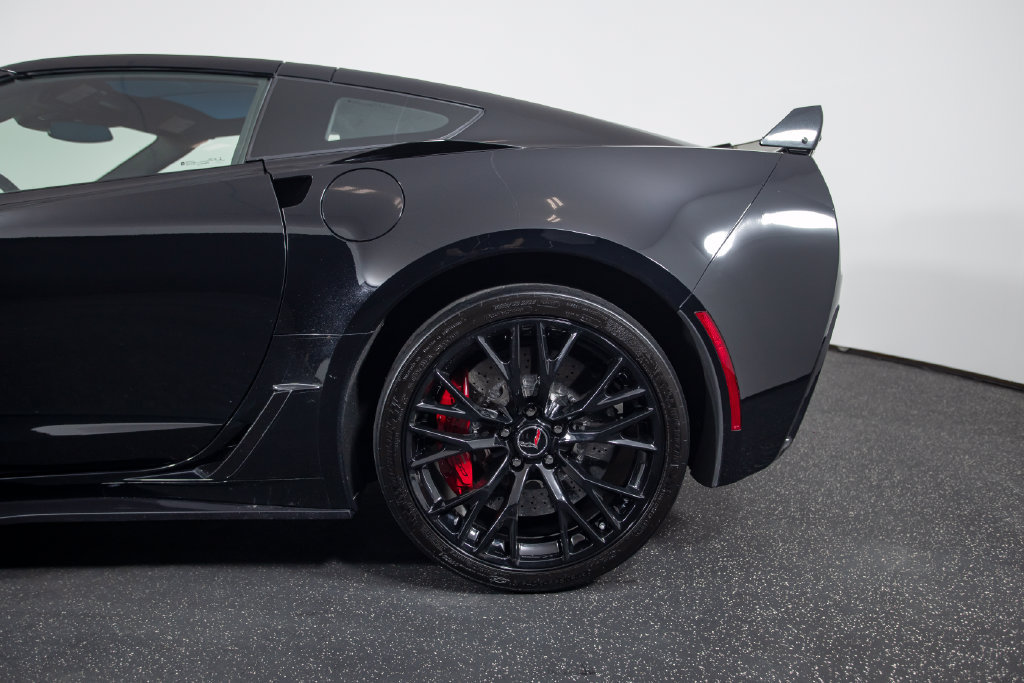 Used 2015 Chevrolet Corvette Z06 w/ 3LZ Preferred Equipment Group RWD image 9