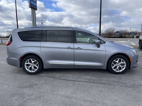 Used 2020 Chrysler Pacifica Touring-L image 4