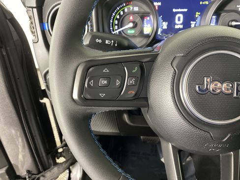 Used 2025 Jeep Wrangler Rubicon w/ Convenience Group image 33