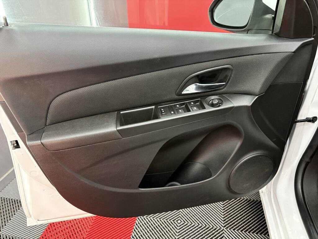 Used 2016 Chevrolet Cruze LT FWD image 7