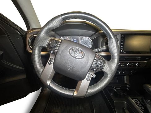 Used 2022 Toyota Tacoma SR5 AWD/4WD image 12