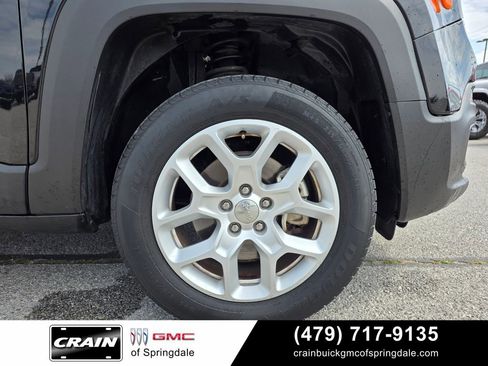 Used 2018 Jeep Renegade Latitude AWD/4WD image 30