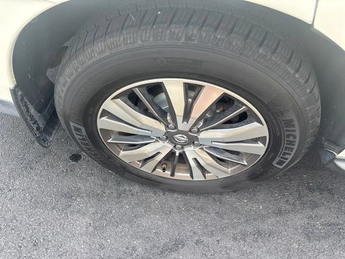 Used 2017 Nissan Pathfinder SV w/ SV Cold Weather Package AWD/4WD image 4