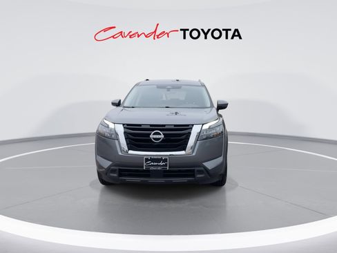 Used 2024 Nissan Pathfinder SV image 3