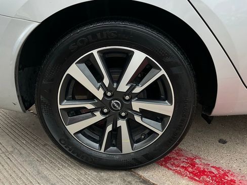 Used 2025 Nissan Versa SV image 9