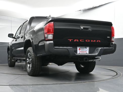 Used 2017 Toyota Tacoma TRD Sport image 31