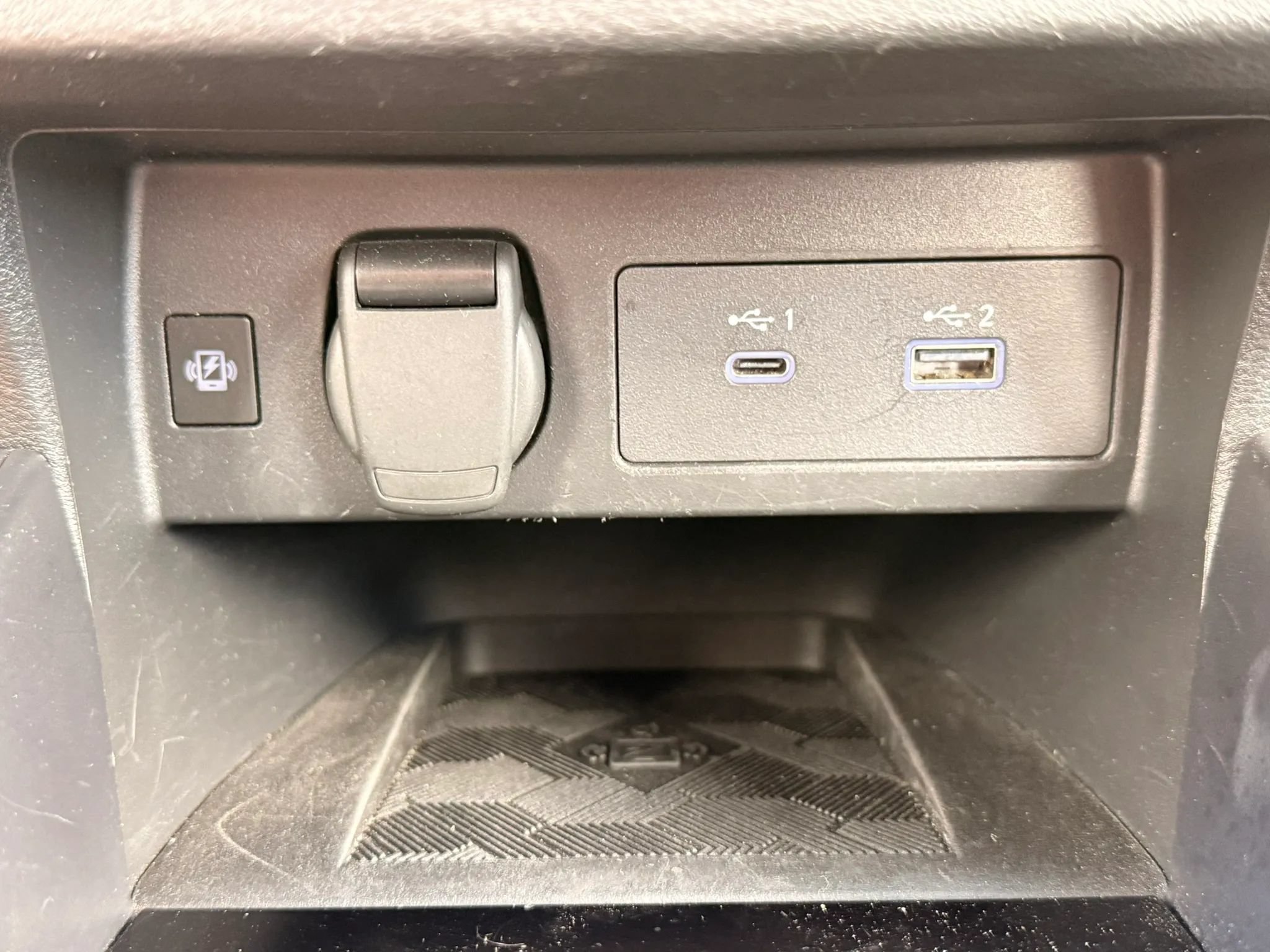 Used 2024 Nissan Versa SR w/ Trunk Package FWD image 29