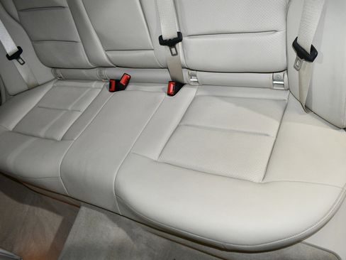 Used 2014 Mercedes-Benz E 350 4MATIC Sedan image 19