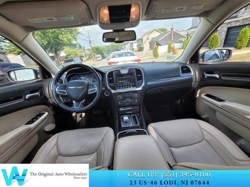 Used 2018 Chrysler 300 Limited image 9