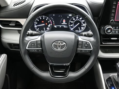 Used 2021 Toyota Highlander XLE AWD/4WD image 15