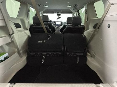 Used 2024 Chrysler Pacifica Touring-L FWD image 28