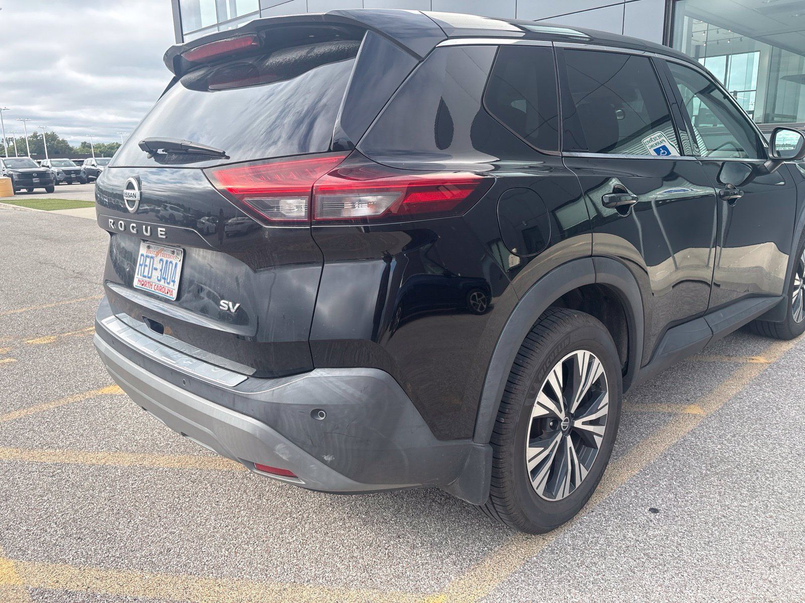 Used 2021 Nissan Rogue SV FWD image 3