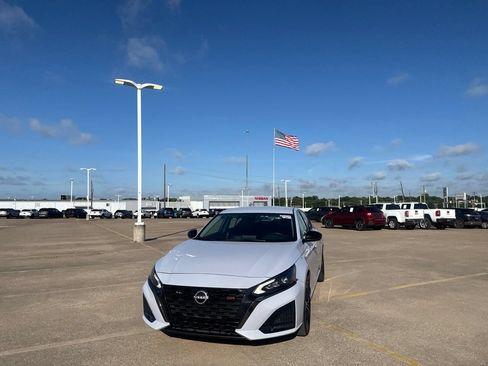 Certified 2025 Nissan Altima 2.5 SR FWD image 7