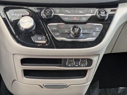 Used 2023 Chrysler Pacifica Touring-L FWD image 29