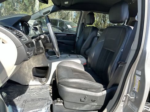 Used 2017 Dodge Grand Caravan SXT image 11