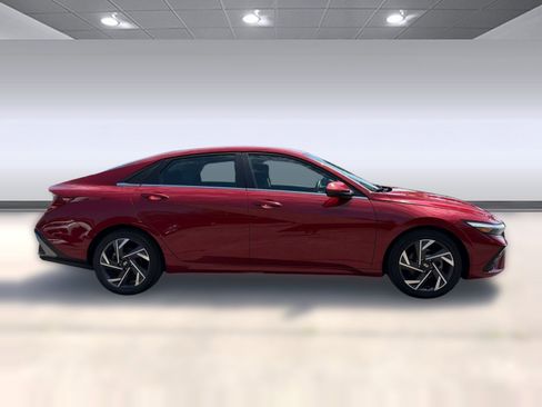 Used 2025 Hyundai Elantra SEL FWD image 8