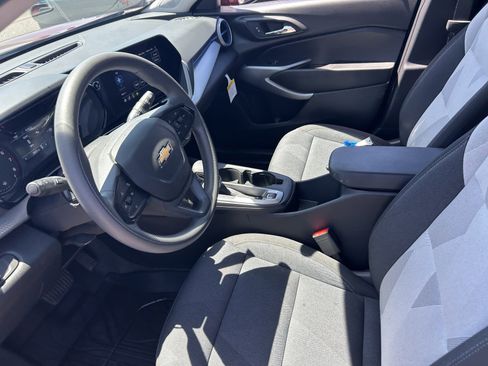 Used 2025 Chevrolet Trax LS w/ LS Convenience Package image 10