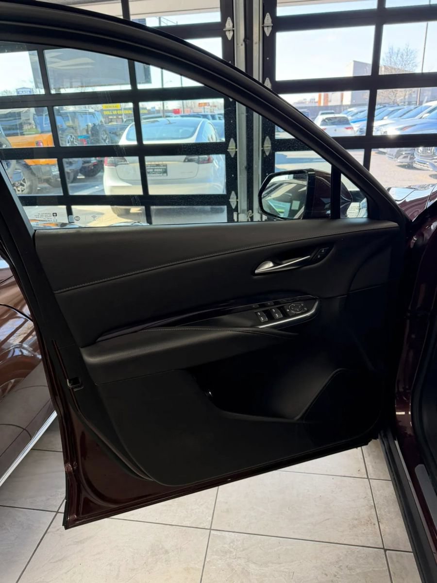 Used 2023 Cadillac XT4 Luxury w/ Cold Weather Package FWD image 21