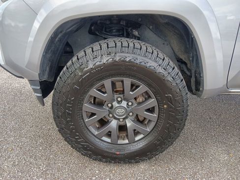 Used 2021 Toyota Tacoma SR5 w/ Technology Package AWD/4WD image 10