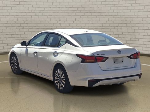 Used 2025 Nissan Altima 2.5 SV FWD image 7